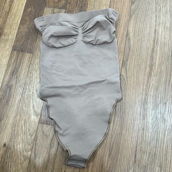 Size medium skims STRAPLESS THONG BODYSUIT - Picture 2 of 5